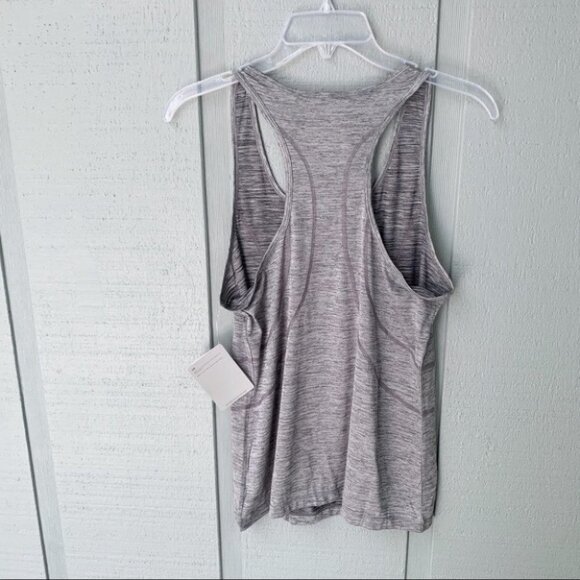 •- NWT Reebok Dynamic Slim Racerback Tank - Picture 7 of 9